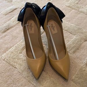 Valentino beige with black bow pumps size 37